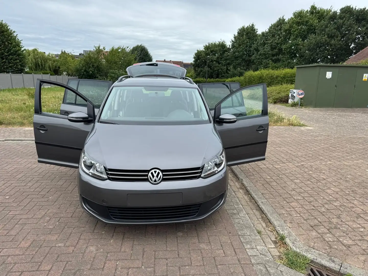Volkswagen Touran 1.6 TDI 105 FAP BlueMotion Life DSG7 Grijs - 1