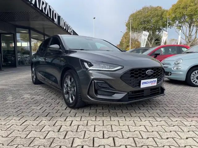 Ford Focus view 3