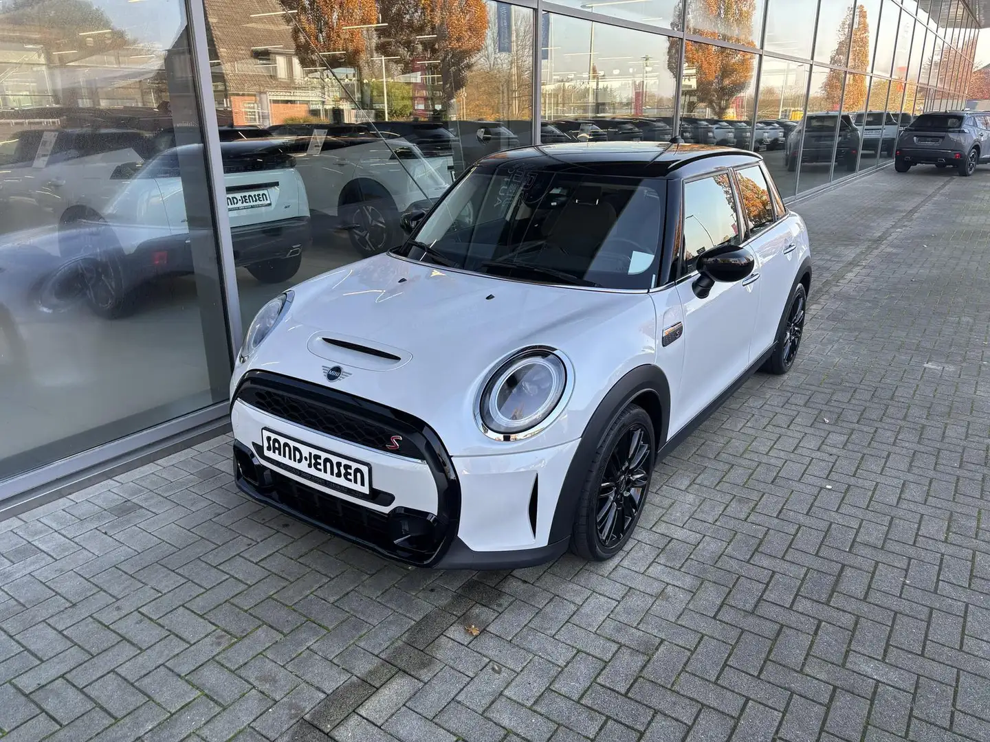 MINI Cooper S 5-trg Classic Trim 17" Navi Kamera PDC Blanc - 2