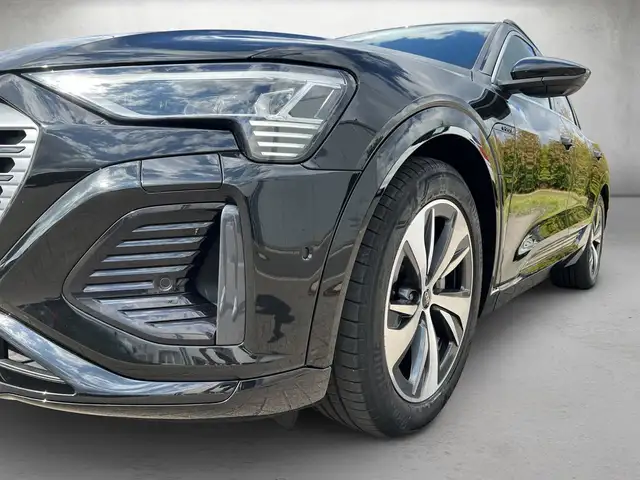 Audi Q8 E-Tron view 5