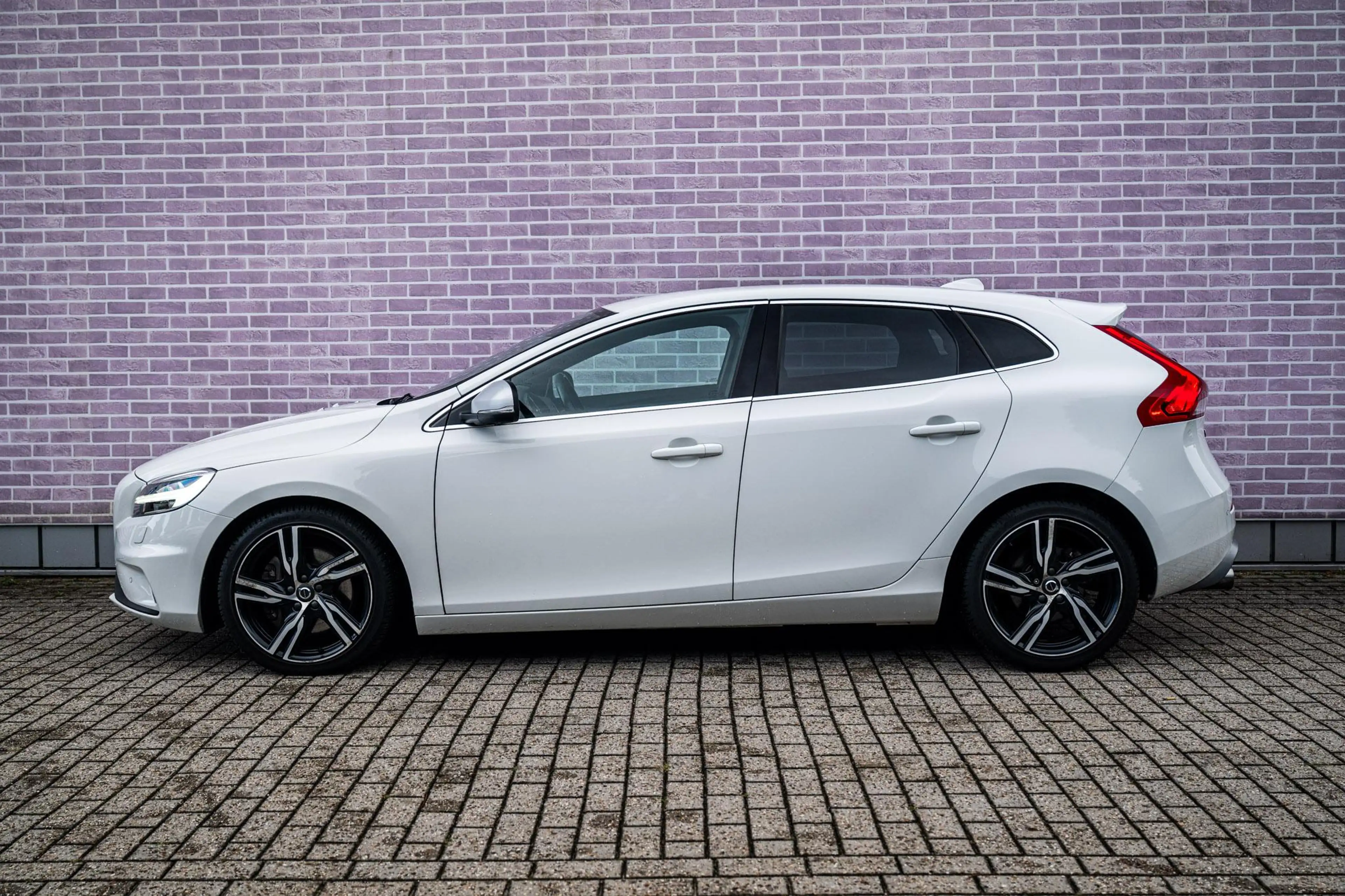 Volvo V40 2.0 T5 R-Design | Trekhaak | Achteruitrijcamera | — photo 4