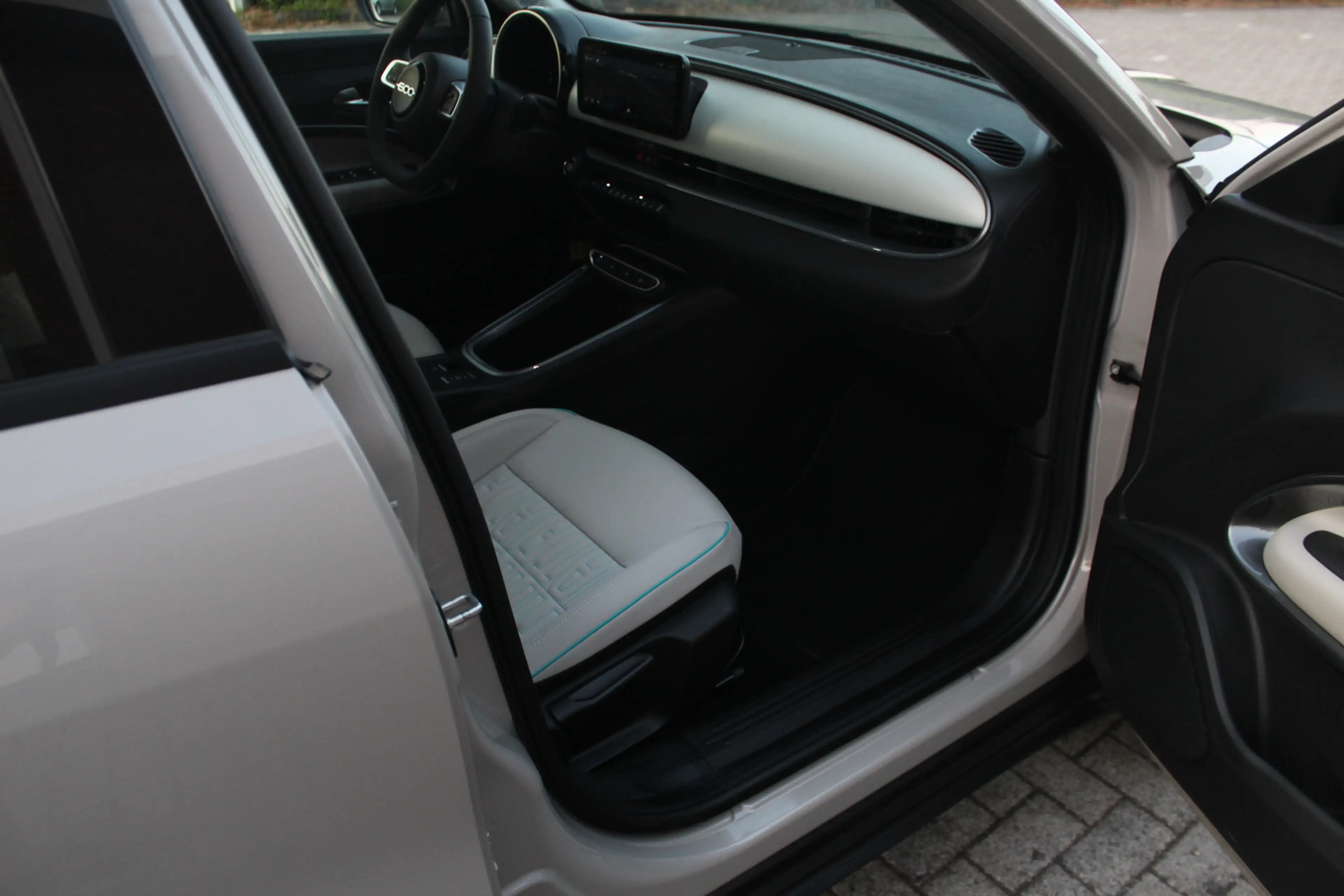 Fiat 600e La Prima 54 kWh 10.000 KM !! Clima-Cruise-Navi-Led — photo 9