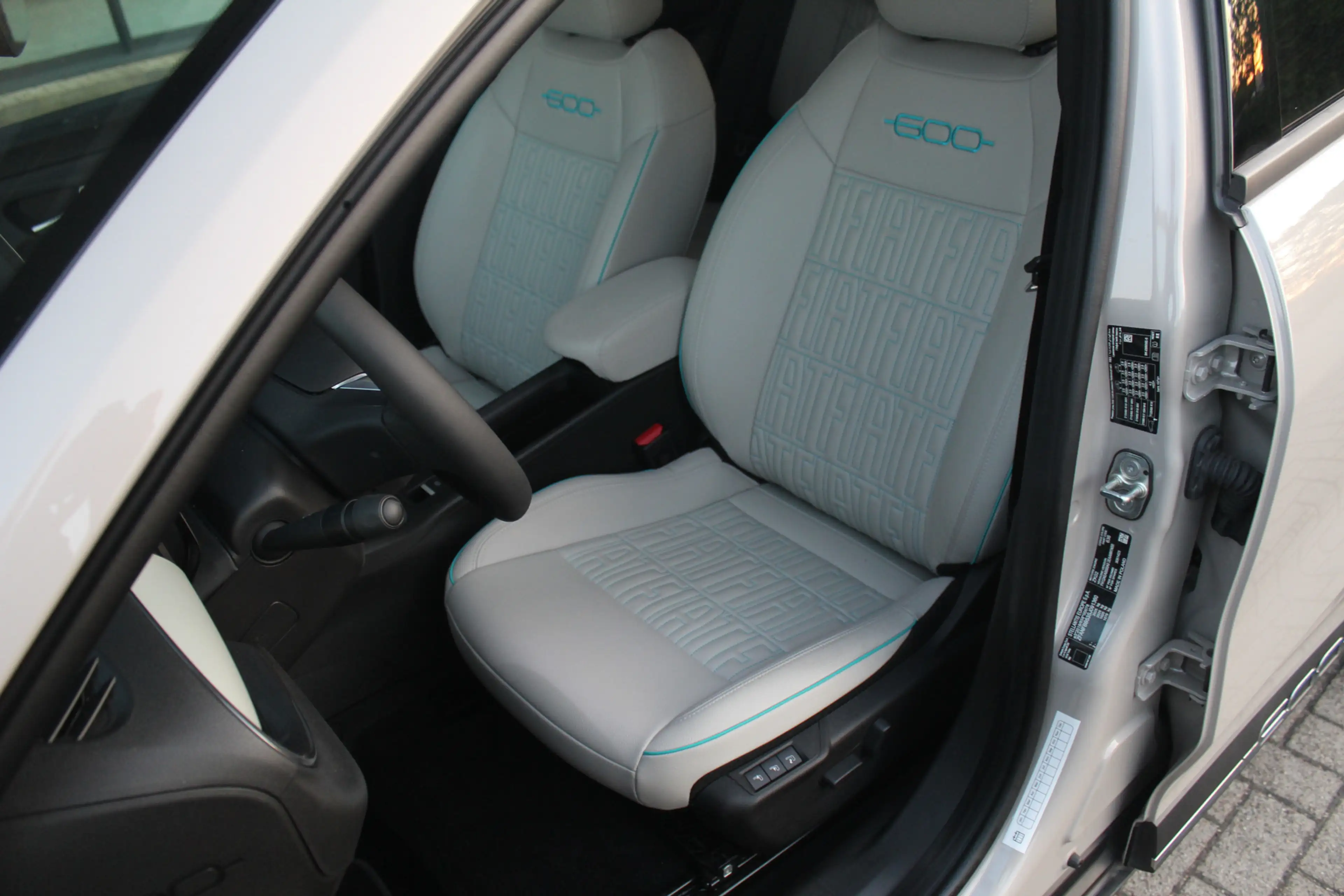 Fiat 600e La Prima 54 kWh 10.000 KM !! Clima-Cruise-Navi-Led — photo 11