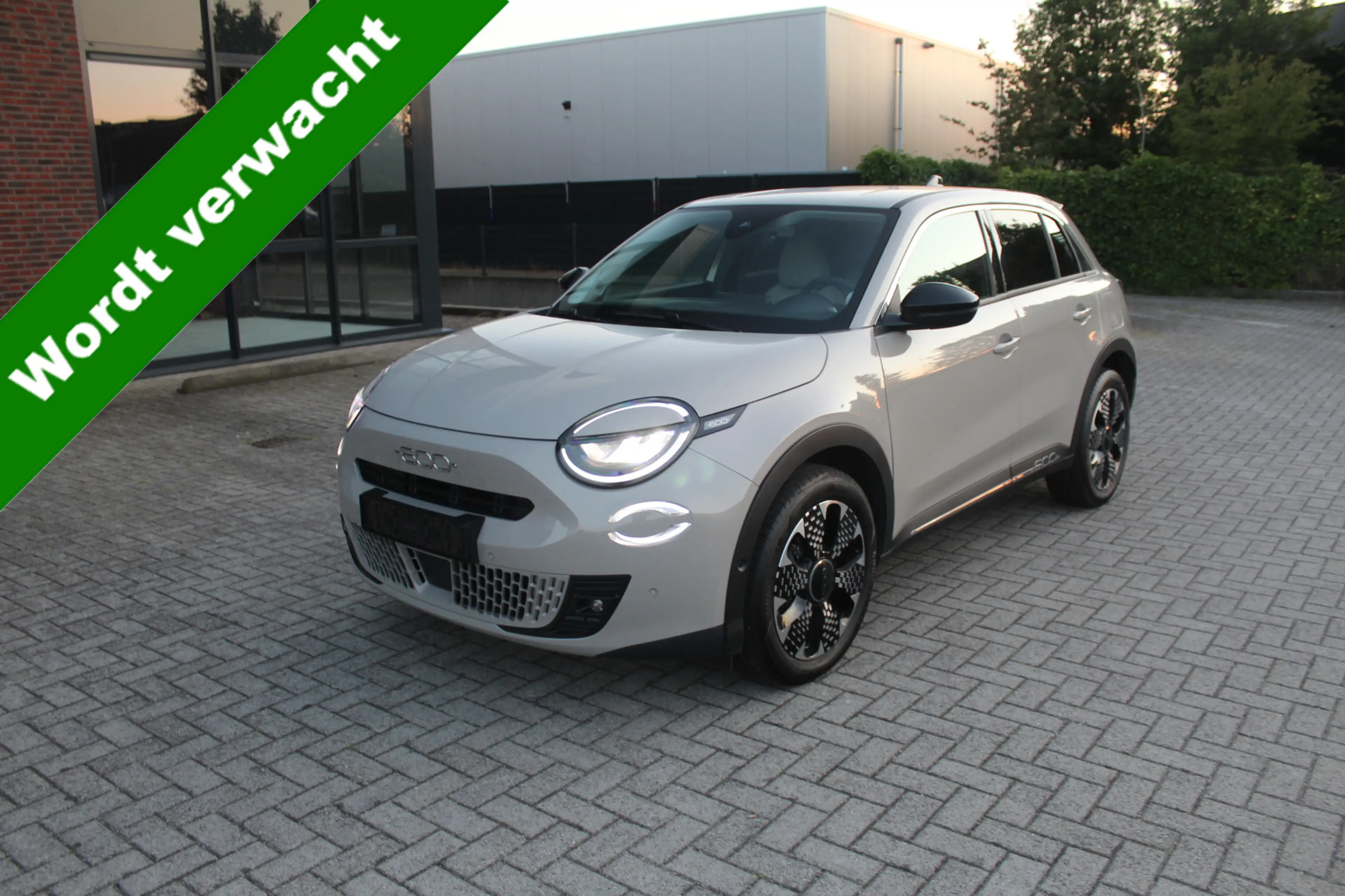 Fiat 600e La Prima 54 kWh 10.000 KM !! Clima-Cruise-Navi-Led