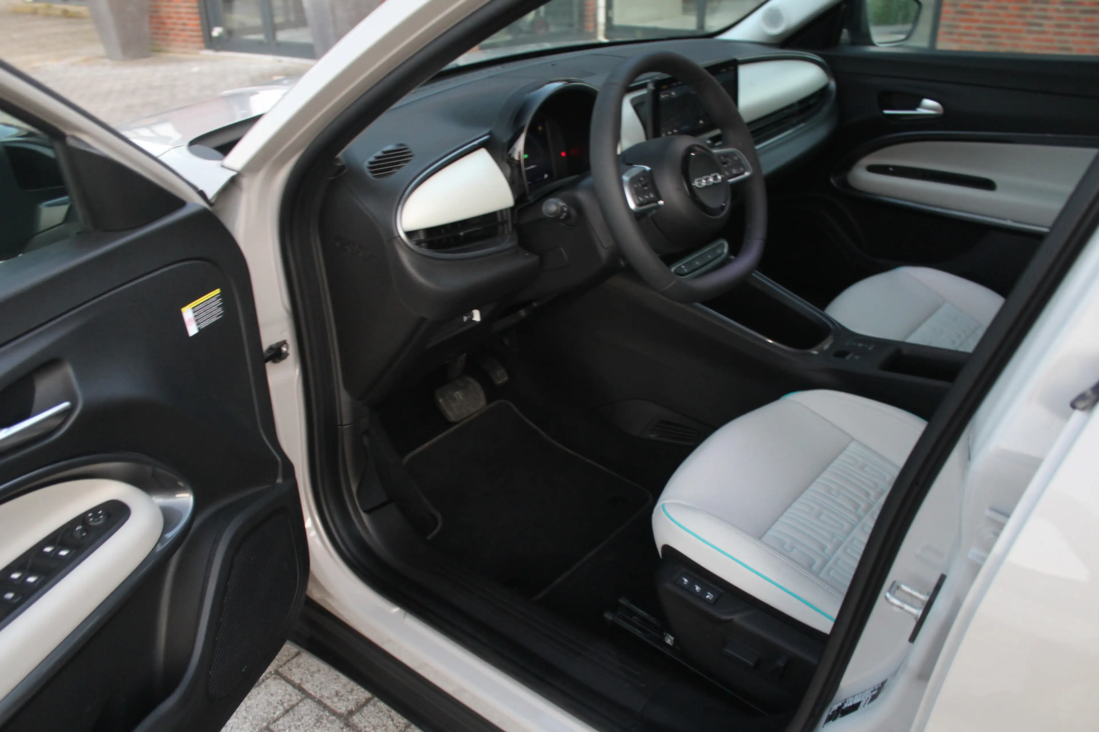 Fiat 600e La Prima 54 kWh 10.000 KM !! Clima-Cruise-Navi-Led — photo 10