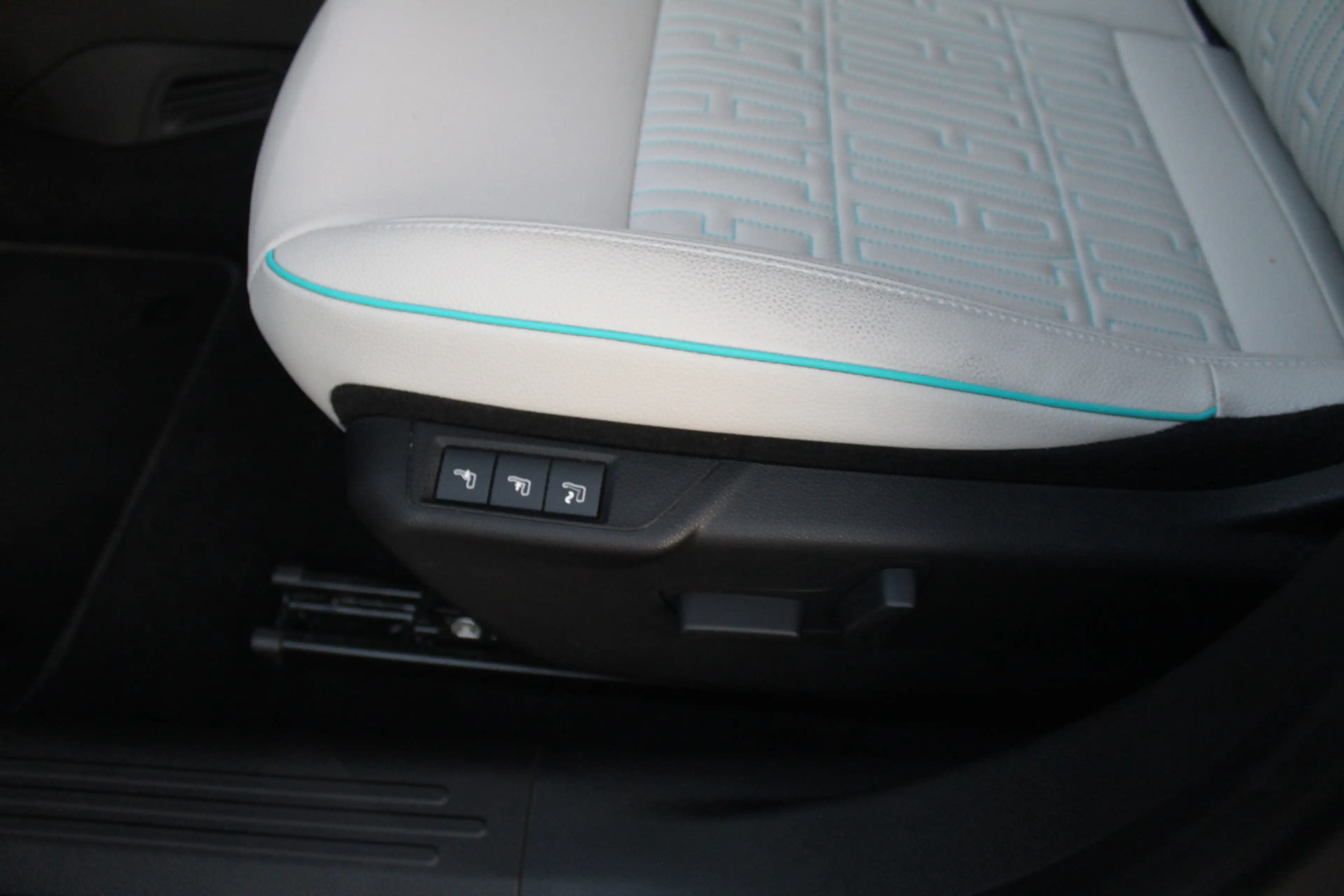 Fiat 600e La Prima 54 kWh 10.000 KM !! Clima-Cruise-Navi-Led — photo 12