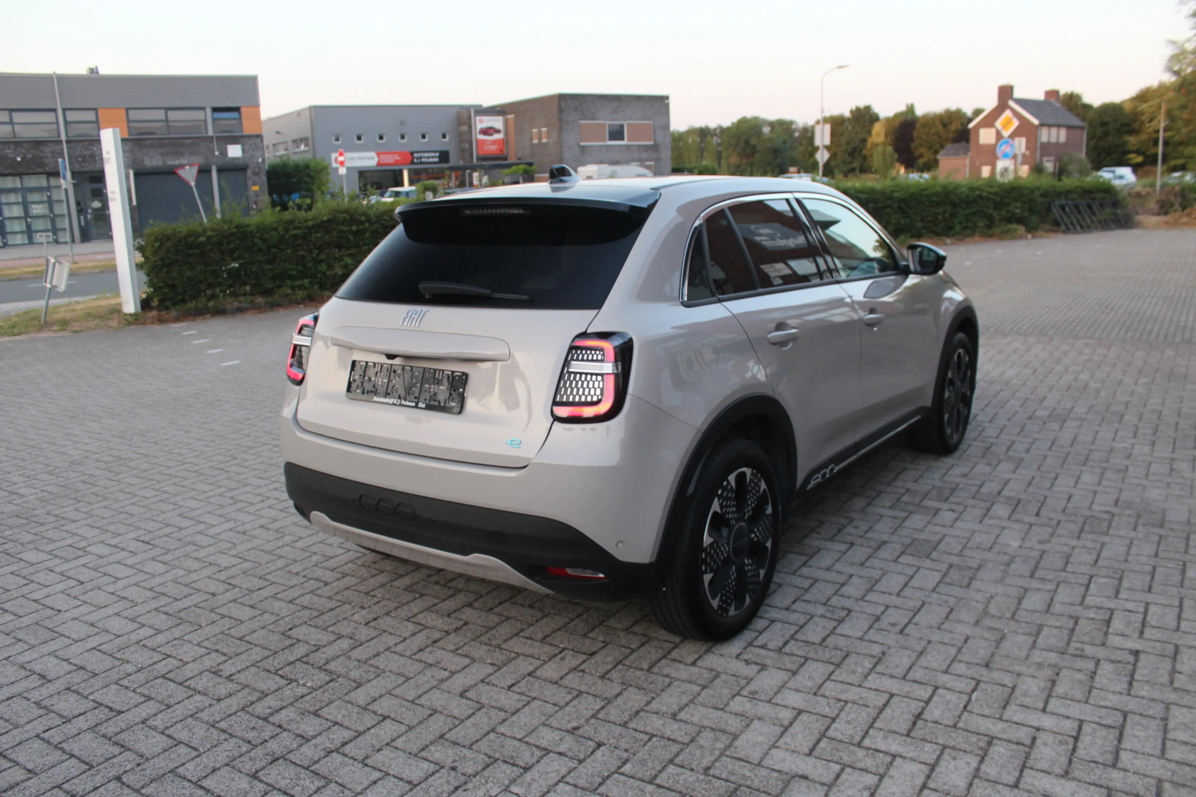 Fiat 600e La Prima 54 kWh 10.000 KM !! Clima-Cruise-Navi-Led — photo 5