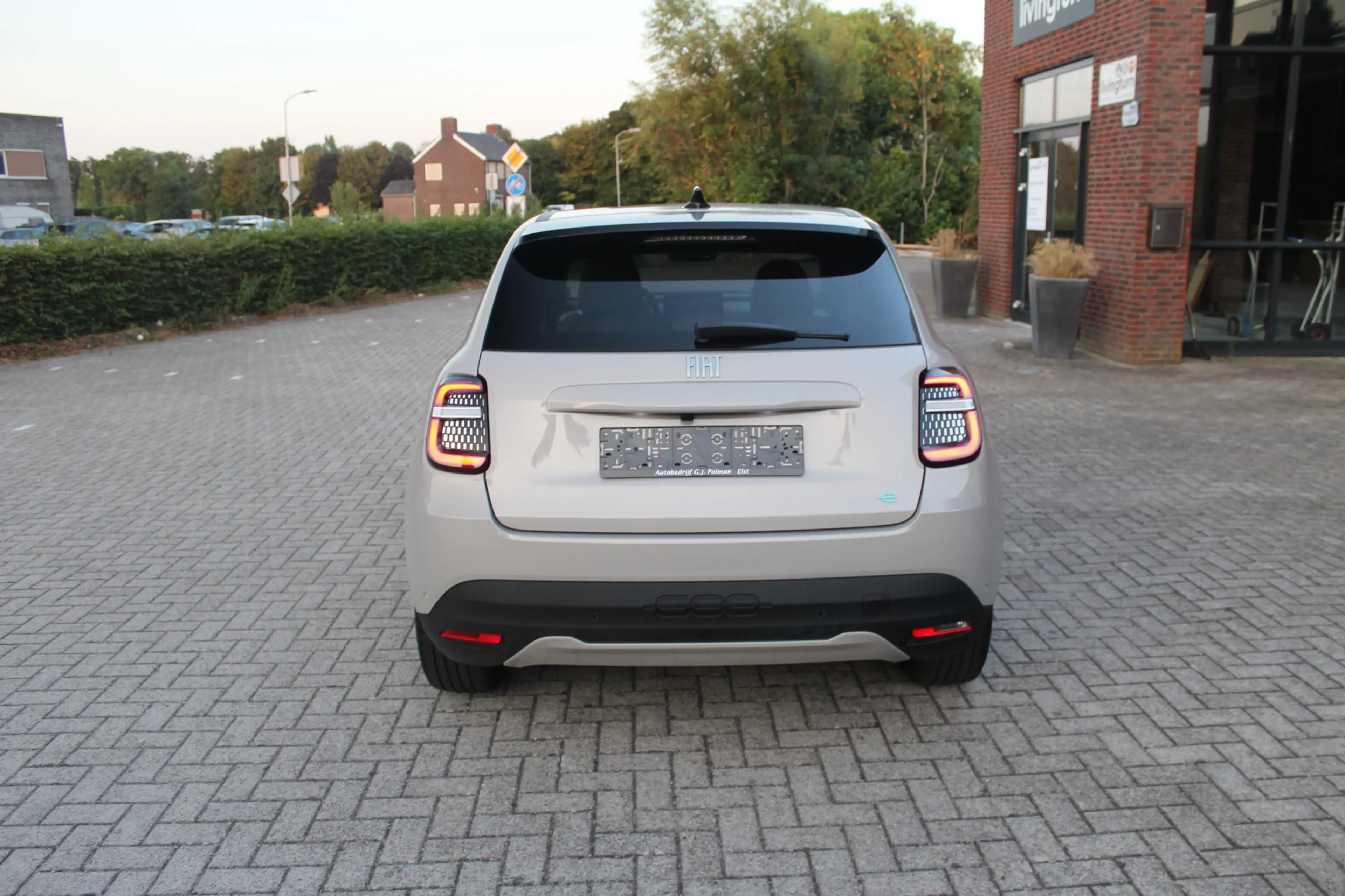 Fiat 600e La Prima 54 kWh 10.000 KM !! Clima-Cruise-Navi-Led — photo 4