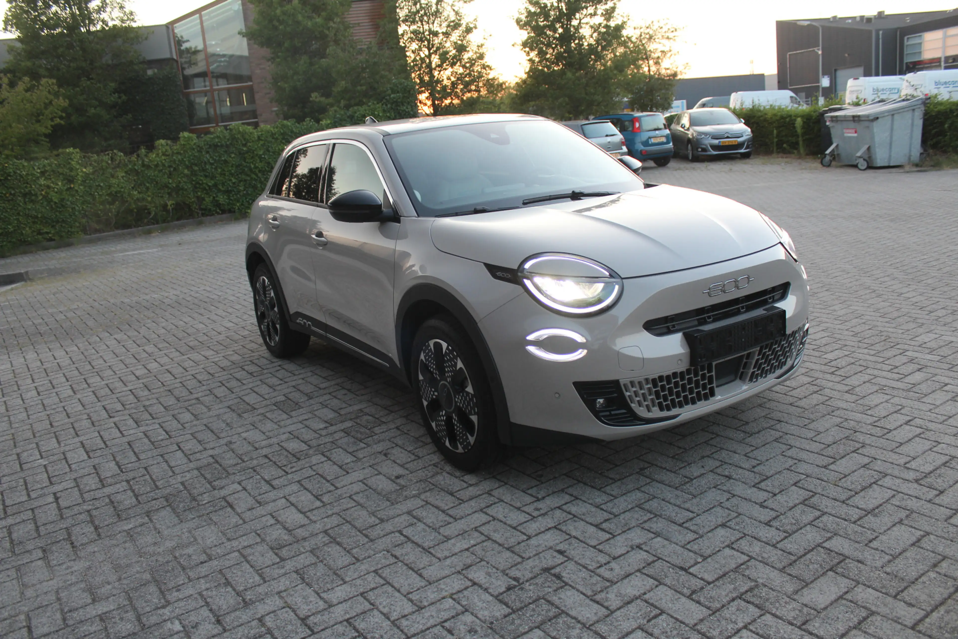 Fiat 600e La Prima 54 kWh 10.000 KM !! Clima-Cruise-Navi-Led — photo 7