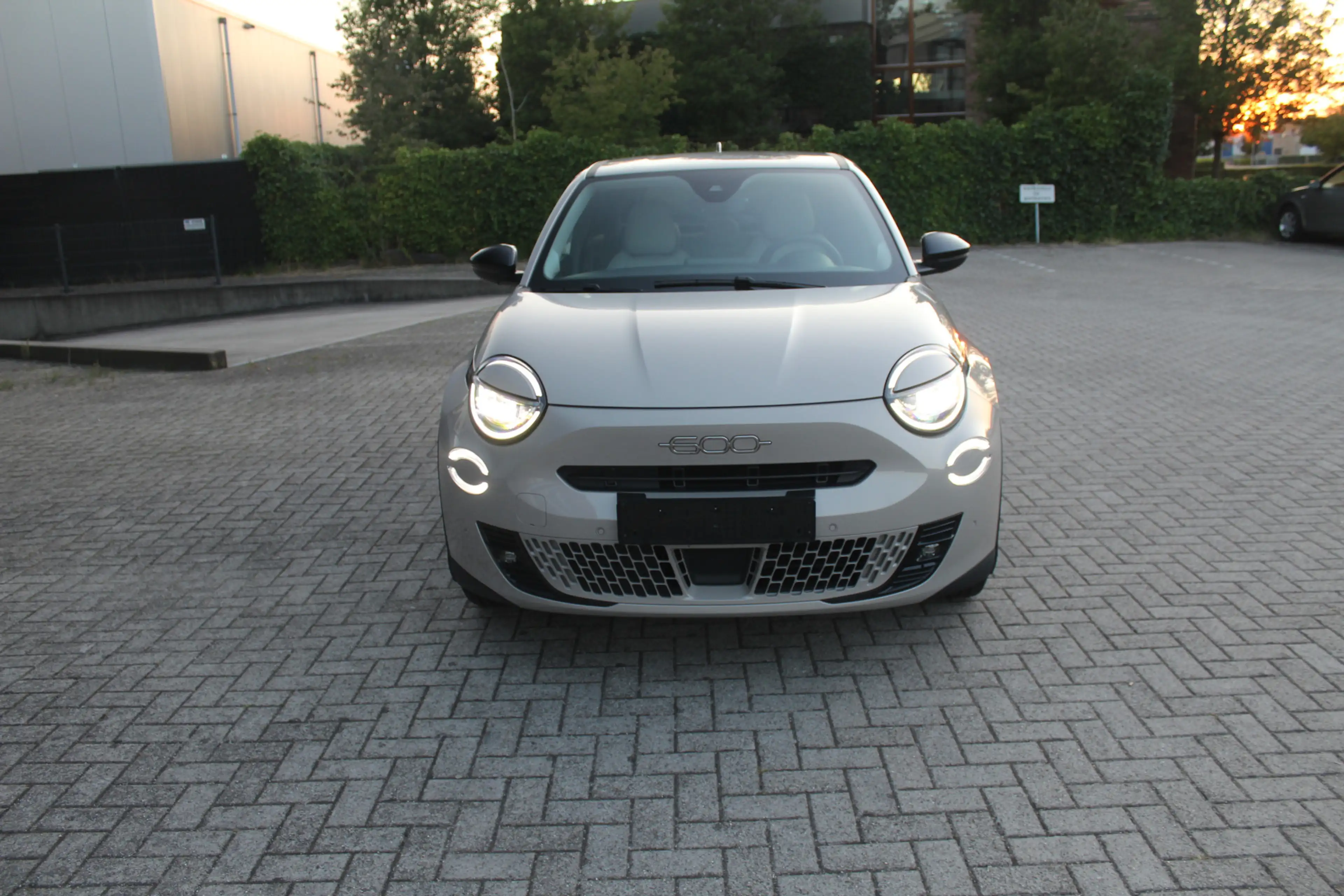 Fiat 600e La Prima 54 kWh 10.000 KM !! Clima-Cruise-Navi-Led — photo 8