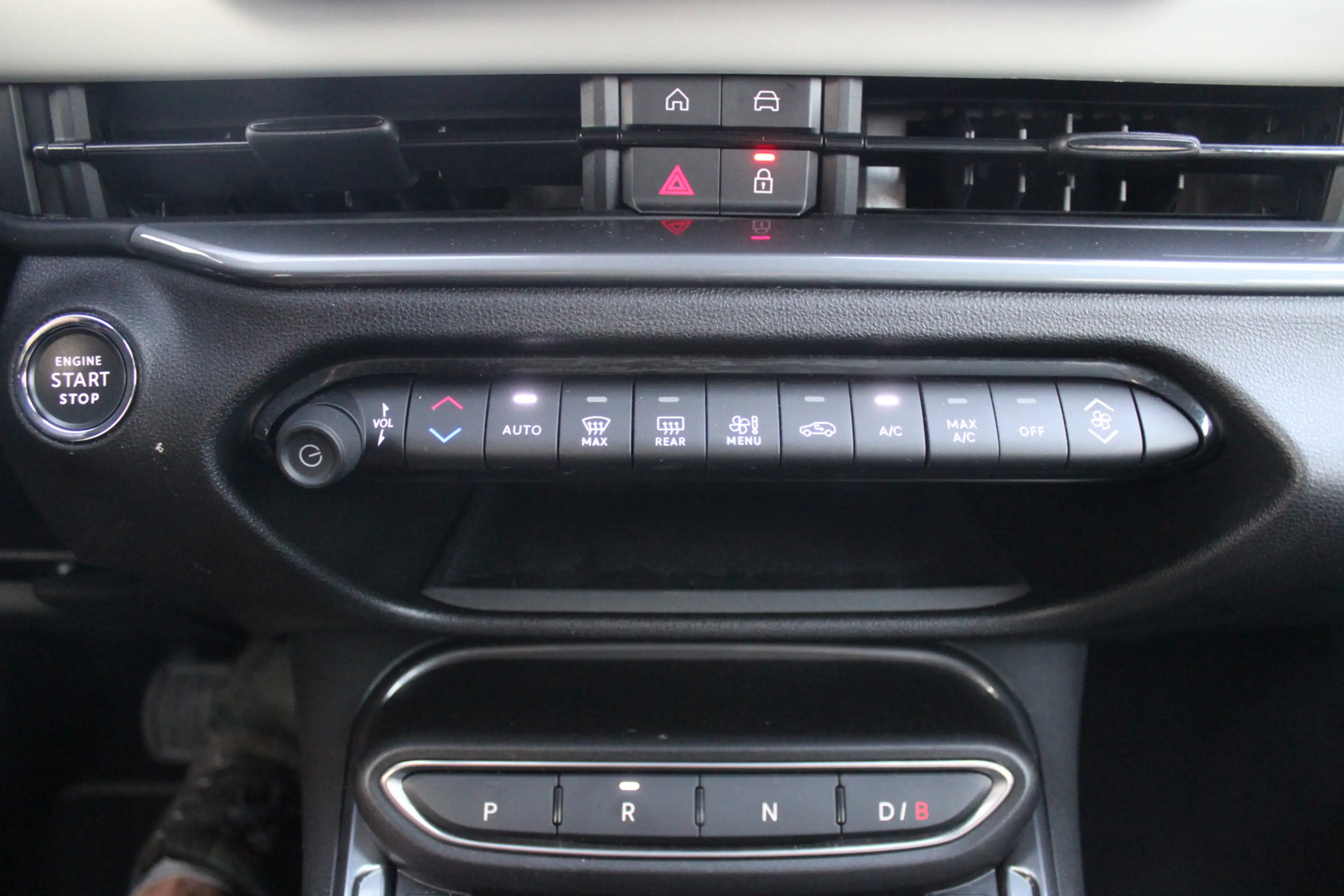 Fiat 600e La Prima 54 kWh 10.000 KM !! Clima-Cruise-Navi-Led — photo 14