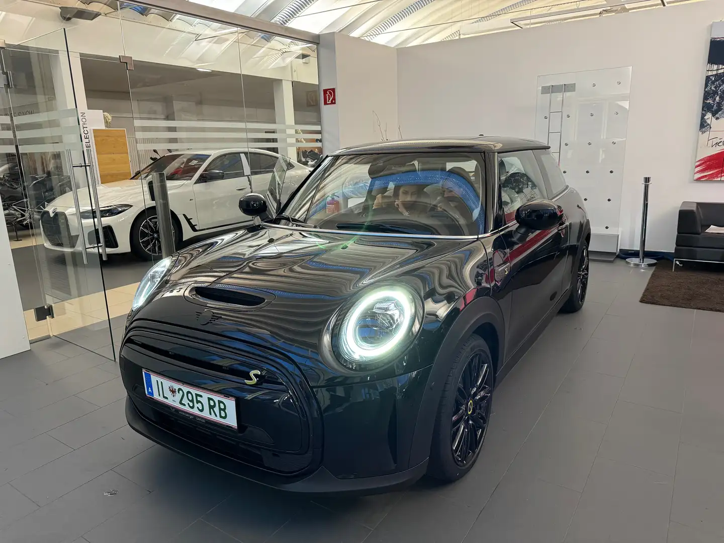 MINI Cooper SE MINI Cooper SE 32,6kWh Aut. Cooper SE Schwarz - 1