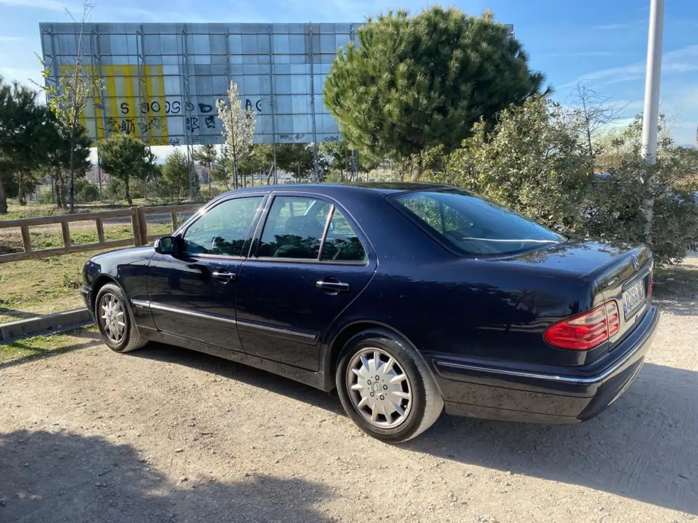 Mercedes-Benz E 240 Elegance plava - 2