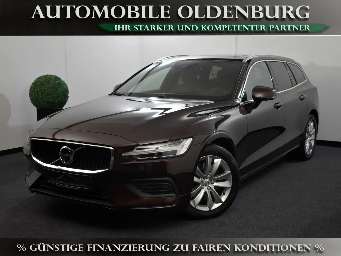 Volvo V60 B4 D Momentum *Pano*AHK*360°*ACC*StHz*Leder* Brun - 1
