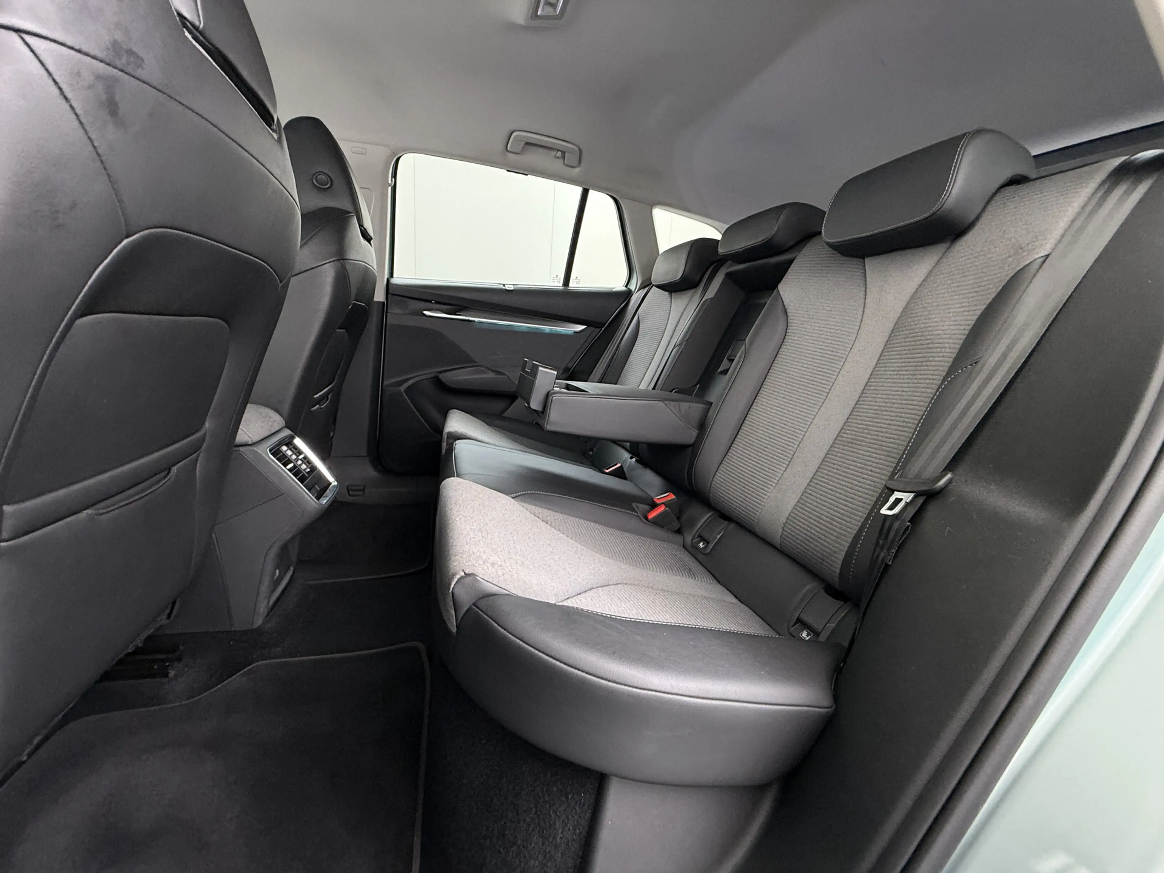 Skoda Enyaq iV 60 SOH 93% Camera Comfort-pakket Draadloze tele — photo 11