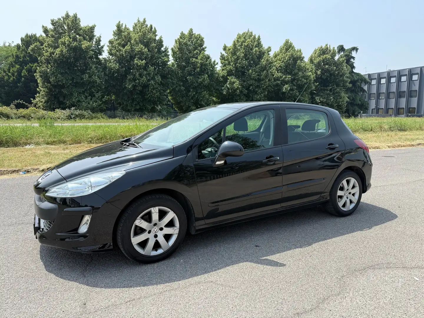 Peugeot 308 1.6 HDI 110CV Tronic Tecno Zwart - 1