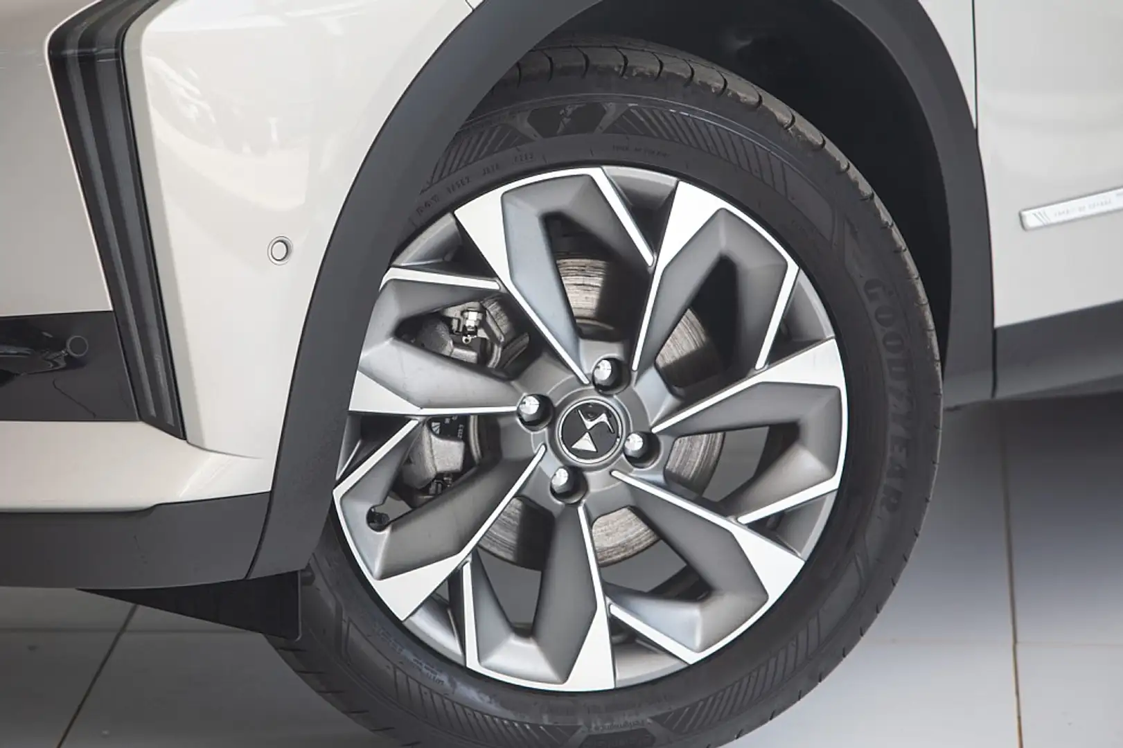 DS Automobiles DS 3 DS3 E-Tense 50,8kWh Collection Esprit de Voyage Silber - 2