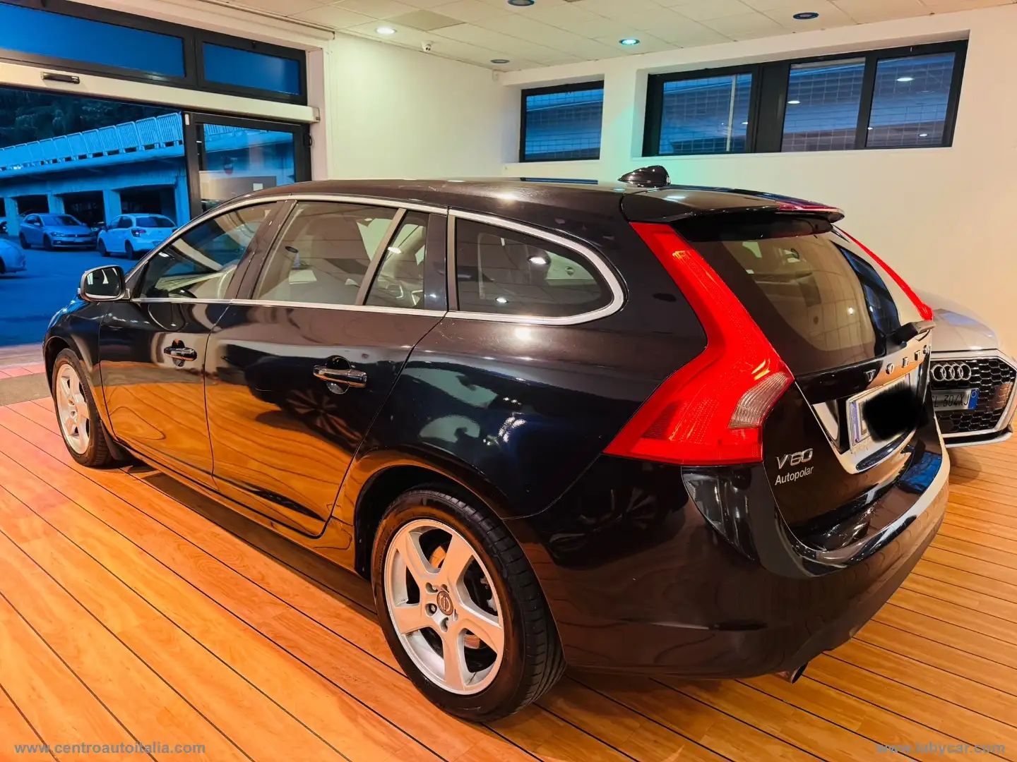 Volvo V60 D3 Geartronic Summum Schwarz - 2