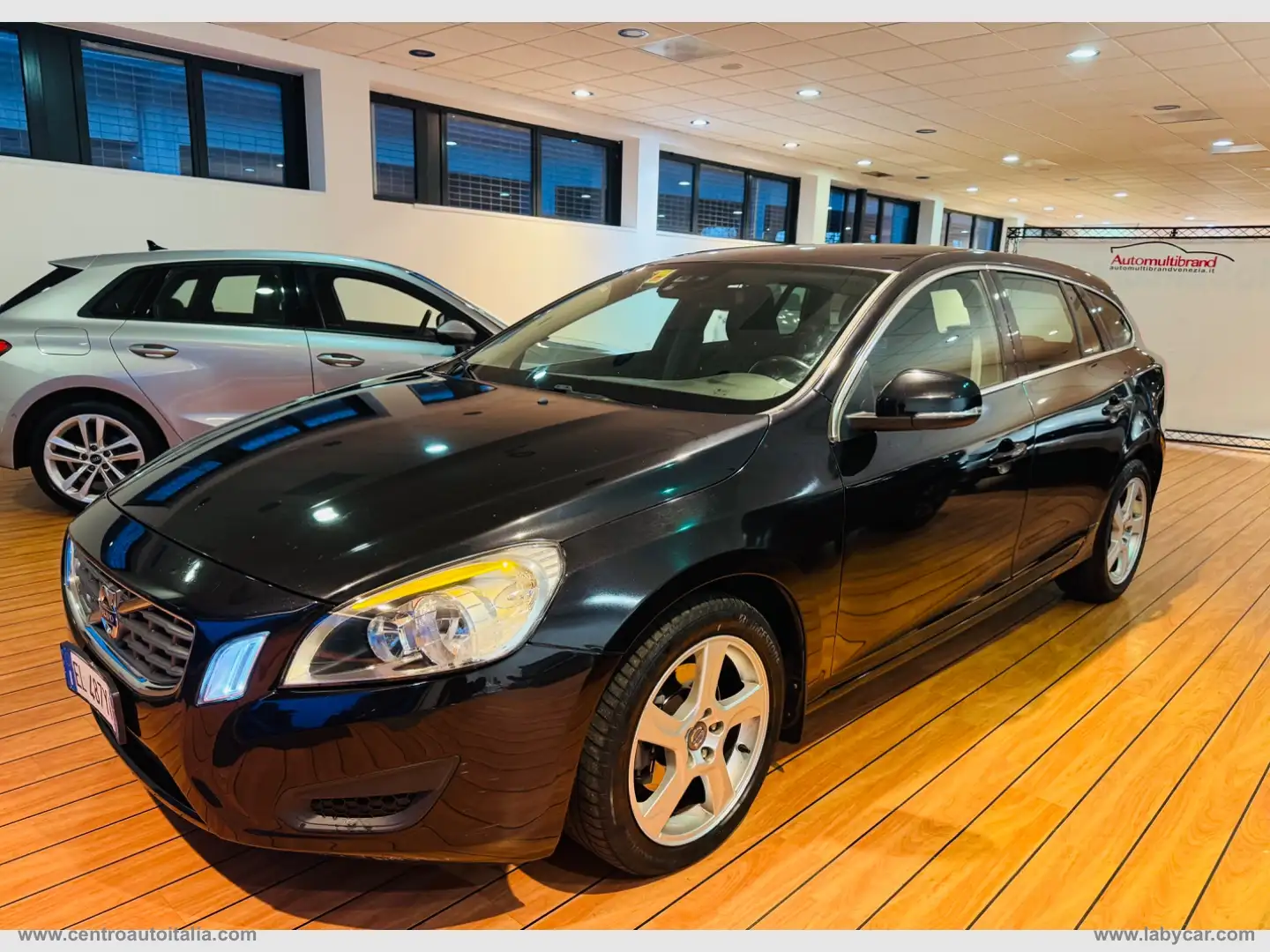 Volvo V60 D3 Geartronic Summum Schwarz - 1