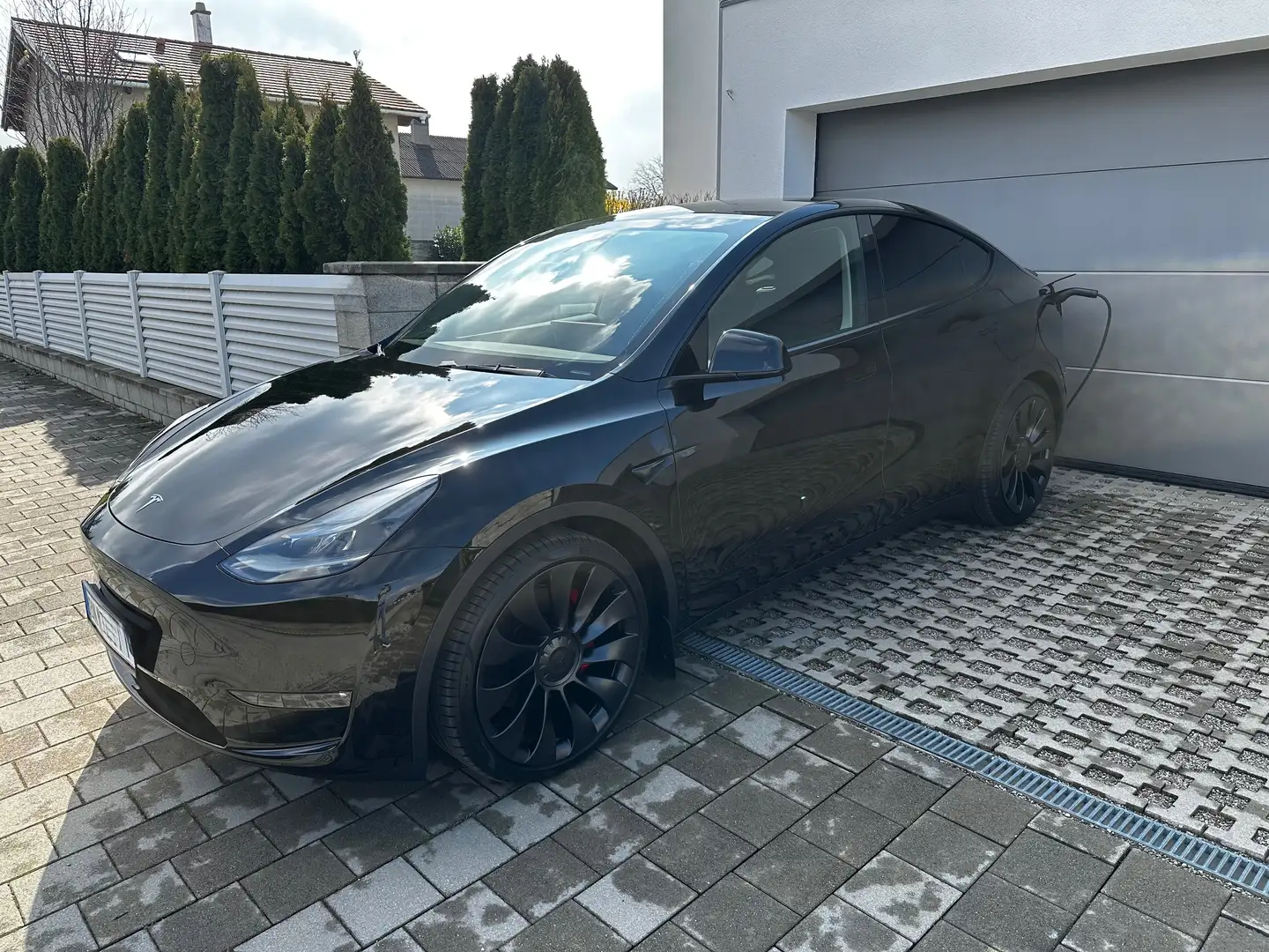 Tesla Model Y Model Y AWD 79kWh Performance Performance Schwarz - 1