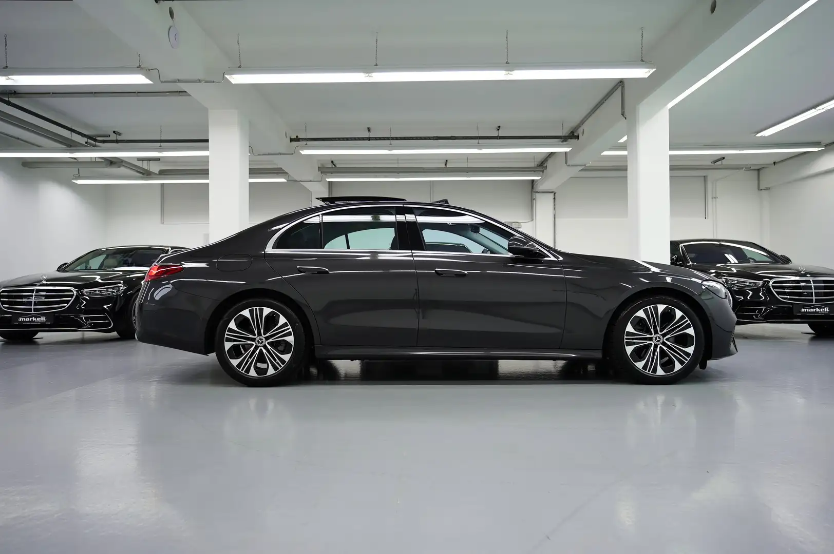 Mercedes-Benz E 220 E 220 d ! MODELL 2025 ! PANORAMA + AVANTGARDE Grey - 1
