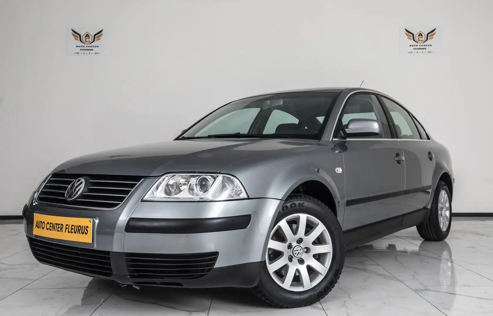 Volkswagen Passat 1.9 TDi Gris - 1