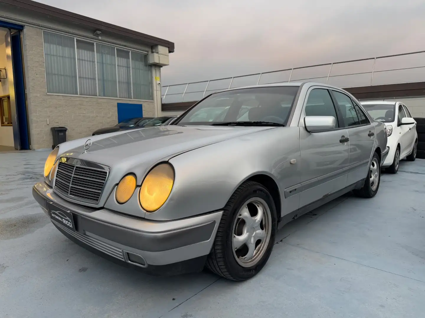 Mercedes-Benz E 300 E 300 turbodiesel cat Elegance Grijs - 1