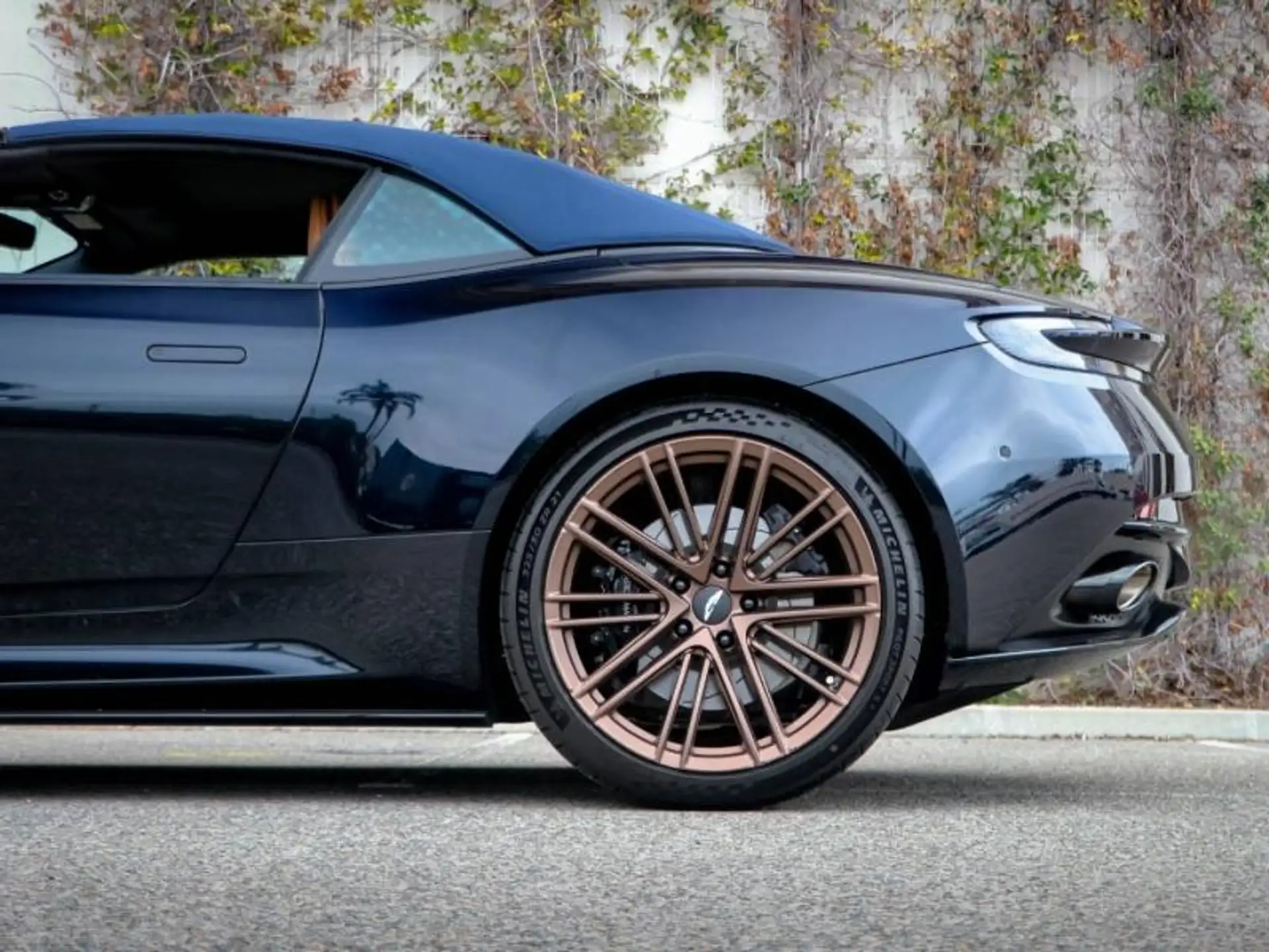 애스턴마틴 Volante V8 4.0 680ch BVA8 2025 블랙 사진 5