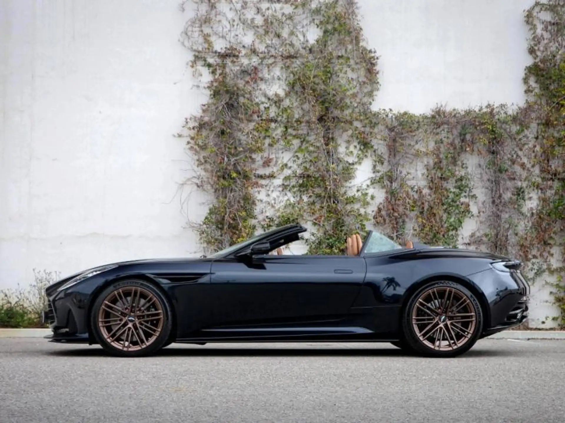 애스턴마틴 Volante V8 4.0 680ch BVA8 2025 블랙 사진 7