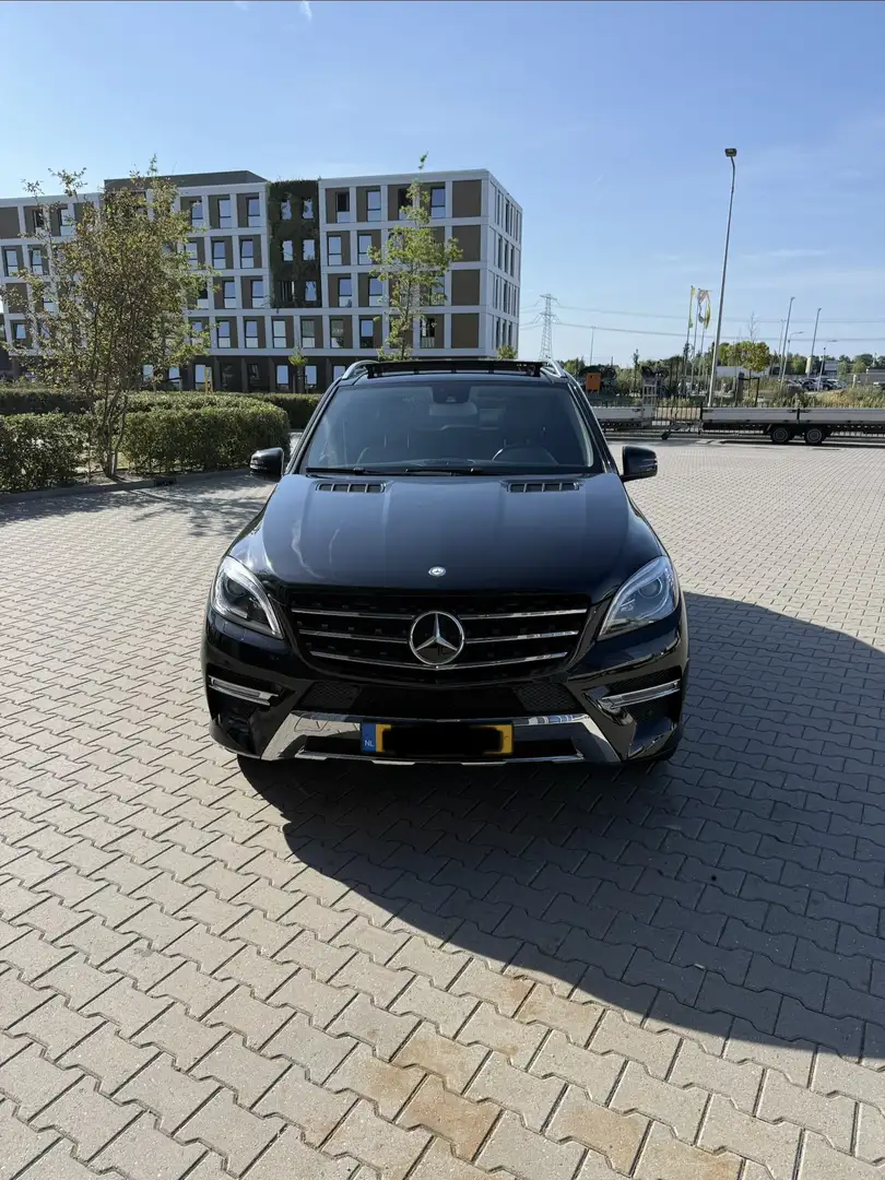 Mercedes-Benz ML 500 Schwarz - 1