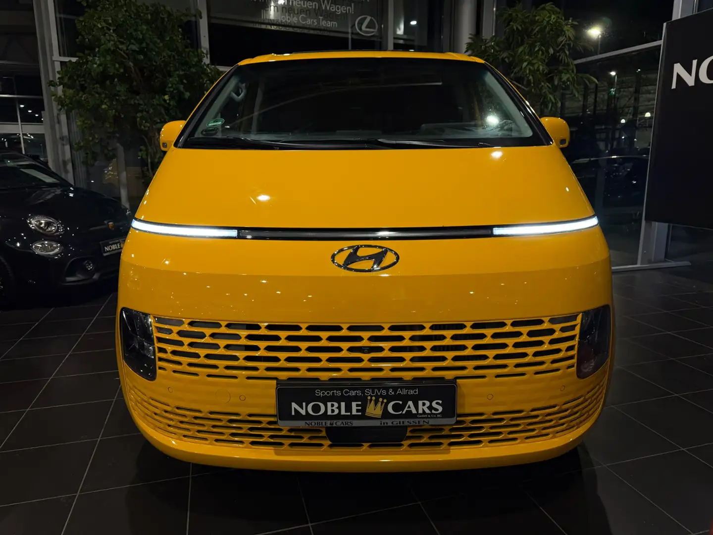 Hyundai STARIA Prime 4WD PANO 360° LED NAV SHZ Jaune - 2