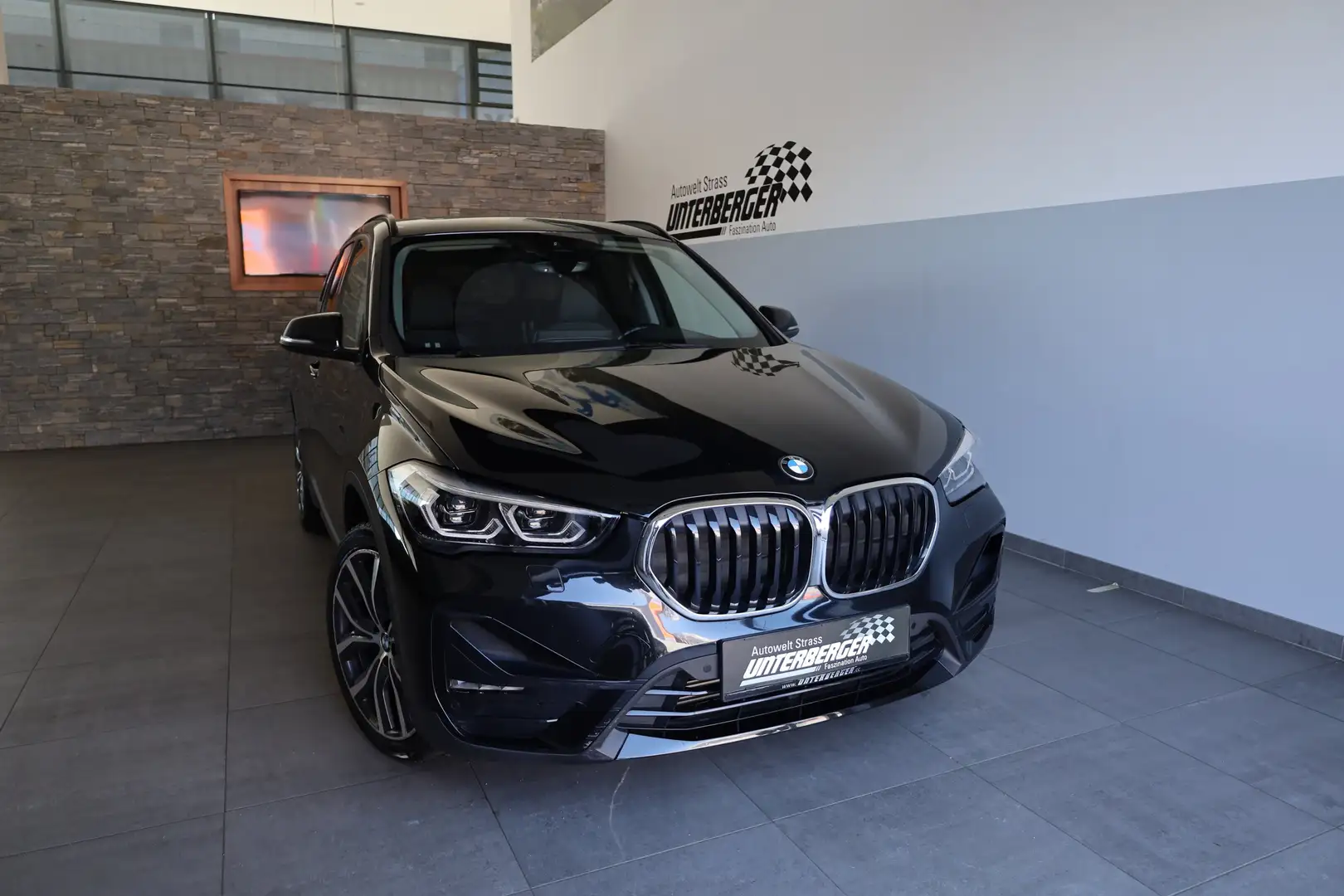 BMW X1 xDrive18d Sportline Schwarz - 2