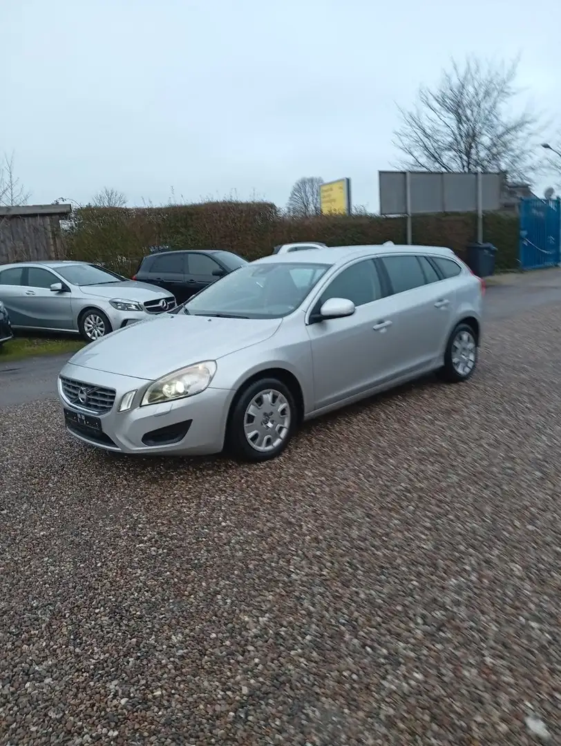 Volvo V60 T3 Momentum.Klima.SHZ.AHK Silber - 2