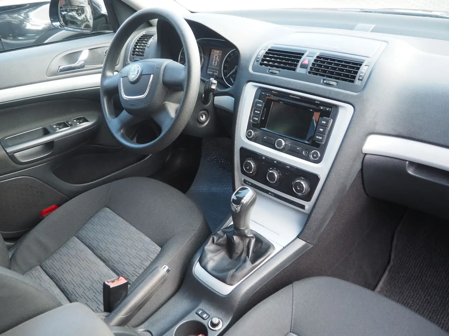 Skoda Octavia 1.6 TDI Ambition Combi Schwarz - 2