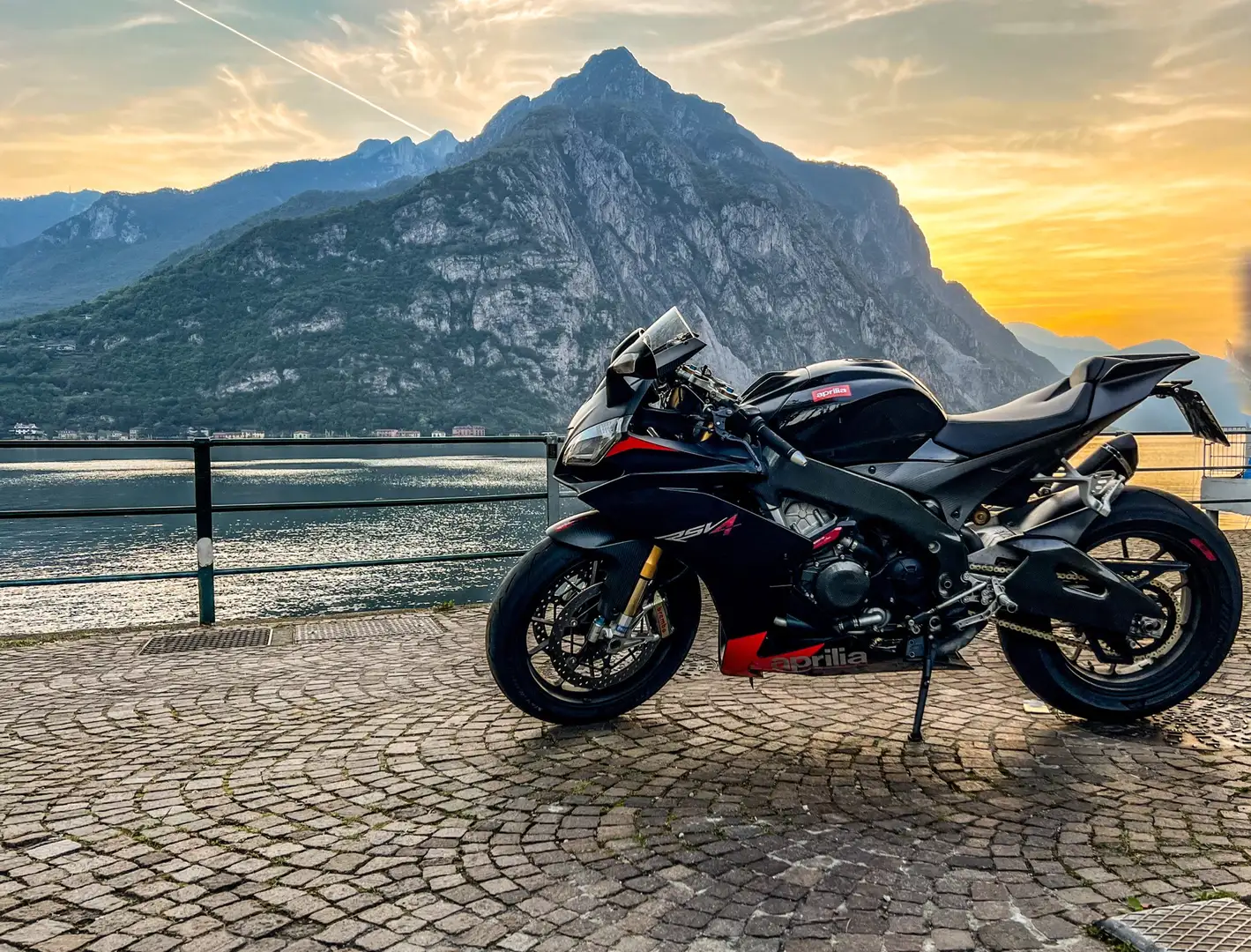 Aprilia RSV4 Factory APRC - 1