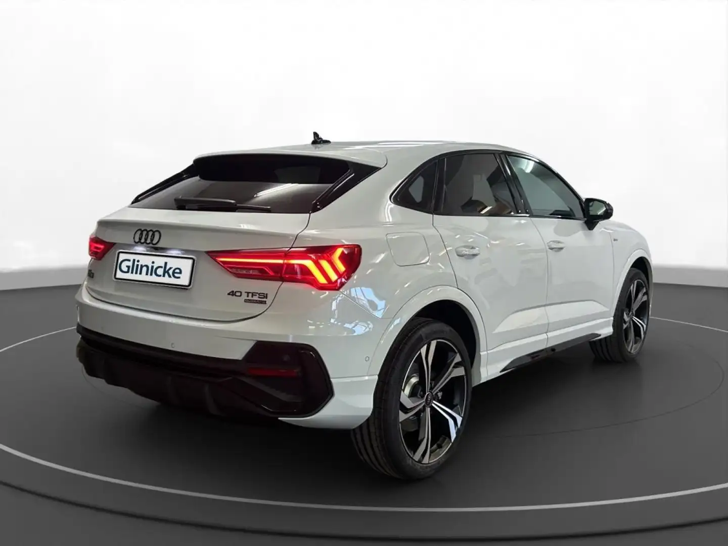 Audi Q3 40 TFSI qu. AHK Pano Matrix LM 20" Navi Weiß - 2