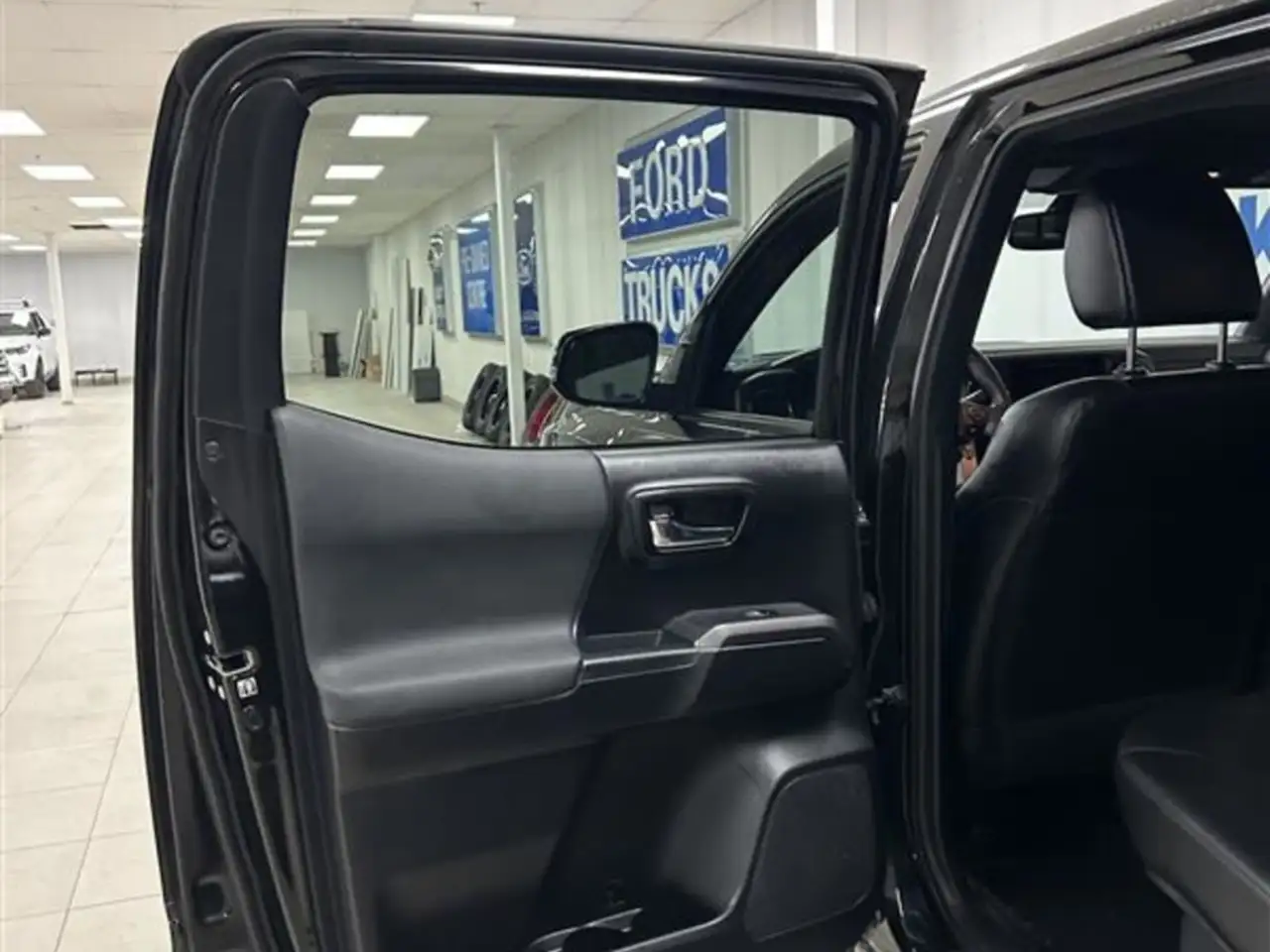 Toyota Tacoma снимка Toyota Tacoma