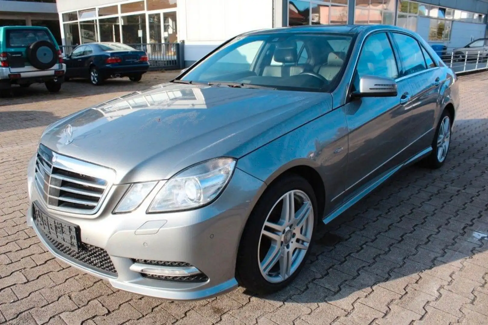 Mercedes-Benz E 350 CDI 4-Matic*AMG*PANO*COMAND*Standheizung Argent - 1