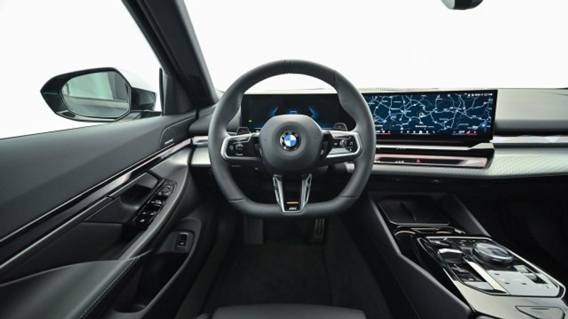 BMW 520 d xDrive Touring G61 B47 — photo 2