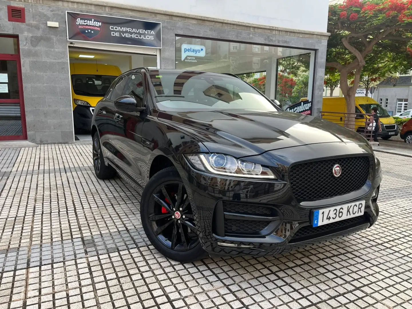 Jaguar F-Pace 2.0i4D R-Sport Aut. RWD 180 Černá - 1