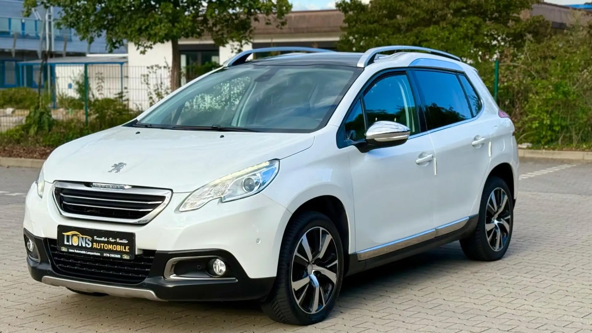 Peugeot 2008 Allure/PDC/KLIMA/ALLWETTER/LEDER/PANO/TÜV/ Weiß - 2