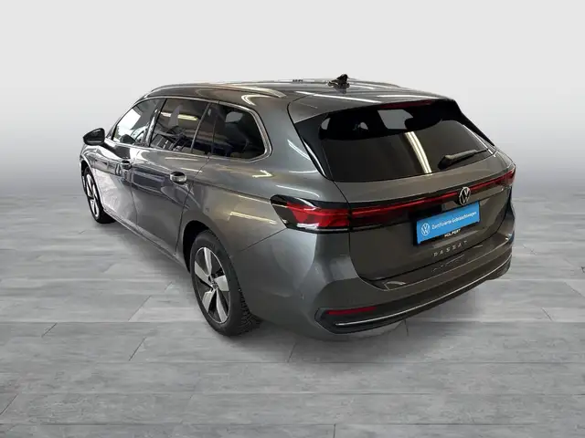 Volkswagen Passat view 4