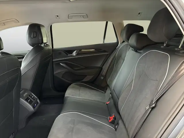 Volkswagen Passat view 11