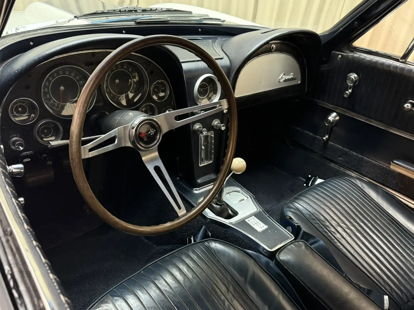 Chevrolet Corvette C2 Coupé / 327 Cu V8 / 4-Speed Manual / Hot Rod / Blanc - 2