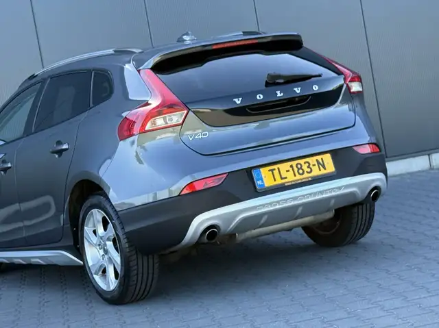 Volvo V40 Cross Country view 13