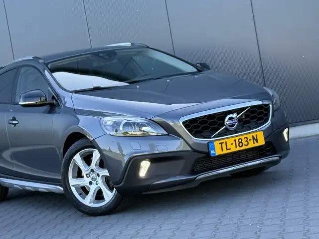 Volvo V40 Cross Country view 12