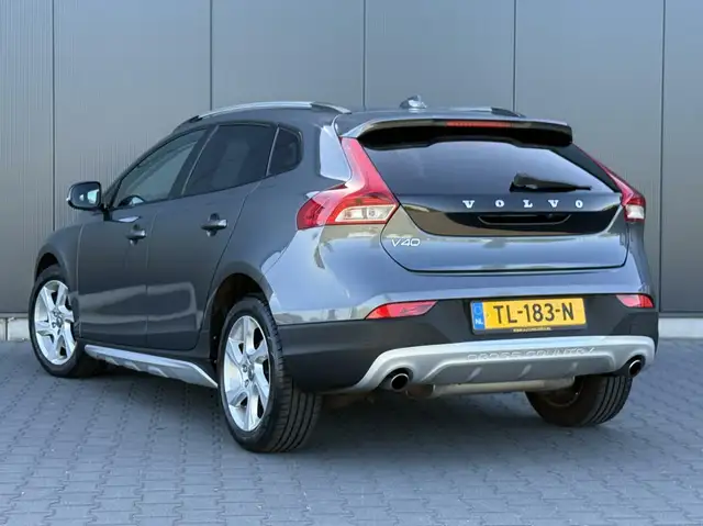 Volvo V40 Cross Country view 3