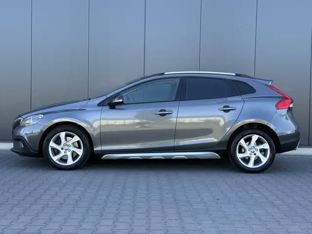 Volvo V40 Cross Country view 9