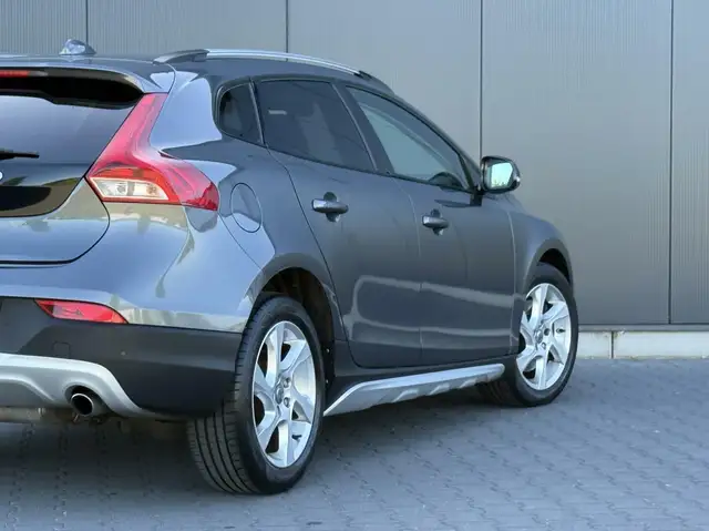 Volvo V40 Cross Country view 5