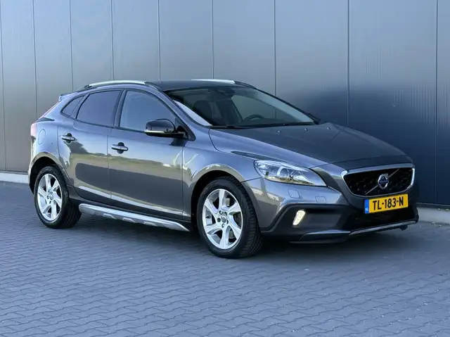 Volvo V40 Cross Country view 10